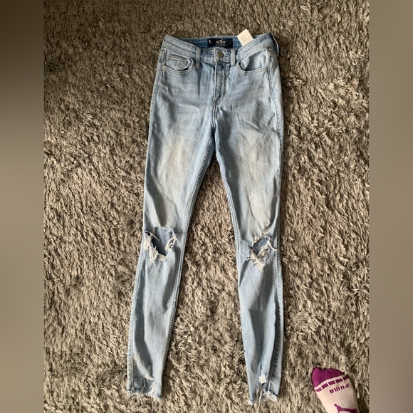 3/$20 Bundle & Save - LIGHT WASH HOLLISTER JEANS - Picture 4 of 5